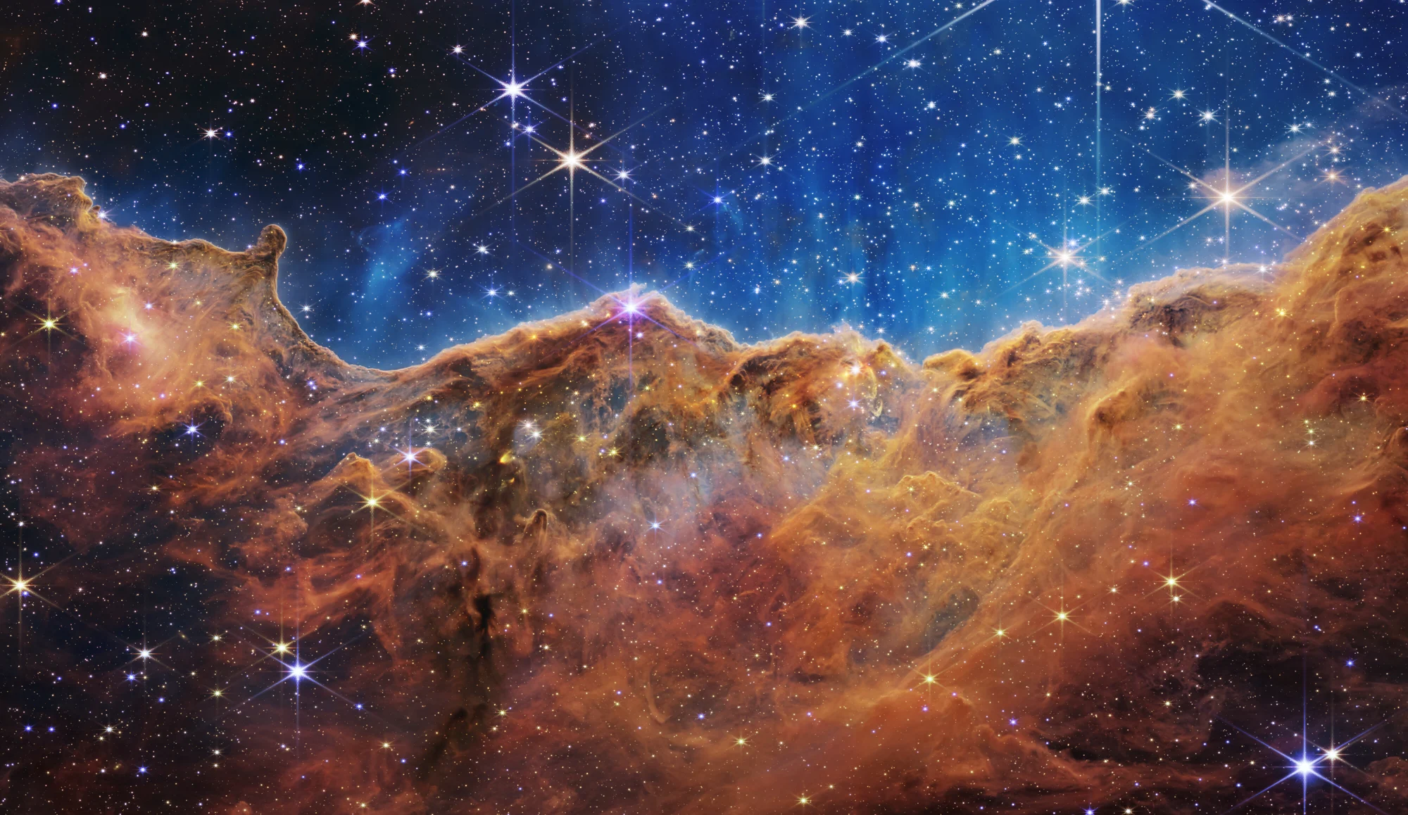 약 7,600광년 떨어진 용골자리 성운 NGC 3324입니다. 젊은 별에서 나오는 빛과 항성풍이 주변 가스 구름의 모양을 바꿉니다.
